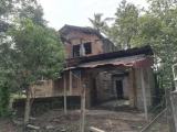 පර්චස් 15 ක ඉඩමේ අඩක් නිම කල ළිං ජලය සහ විදුලිය සහිත දෙමහල් නිවස